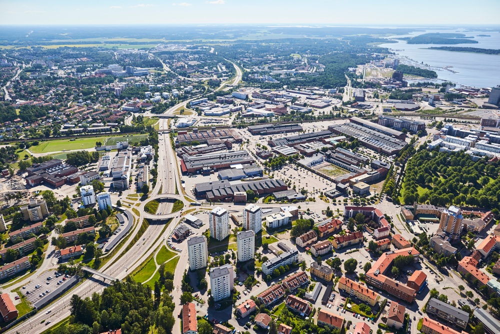 Flygbild över Västerås, Mälaren och landsbygden.