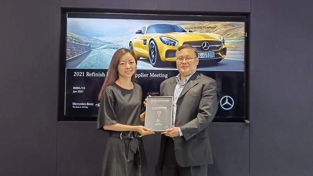Left: Zhang Rui, Director of Sales and Marketing, Mercedes-Benz Aftermarket China; Right: Simon Lee, Interim President of Axalta China and President of Axalta’s Asia-Pacific Refinish business.