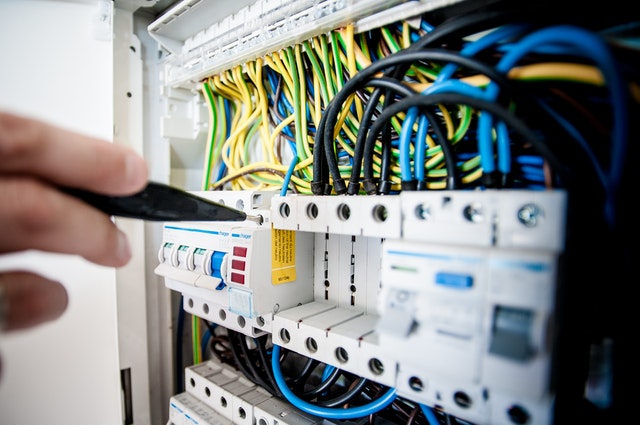 The Difference between An Electrician and An Electrical Technician