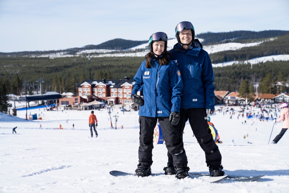 Gustav & Lena Eriksson på snowboard.