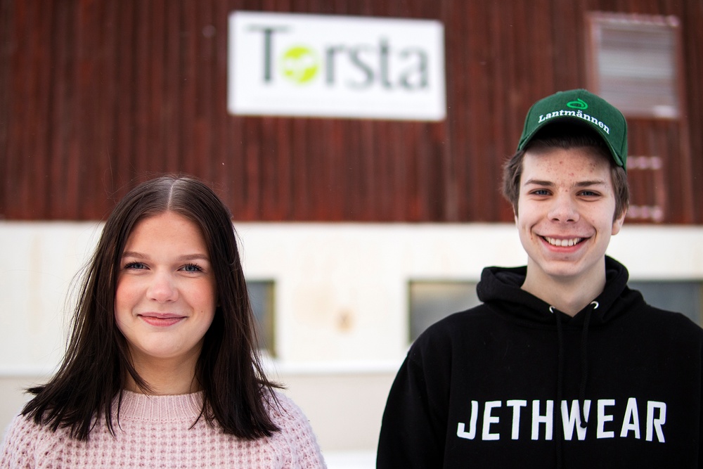 Matilda Handler och Olle Undrom, studerande i årskurs 2 på inriktningen Lantbruk på JGY Torsta Naturbruksgymnasium. Foto: Torsta