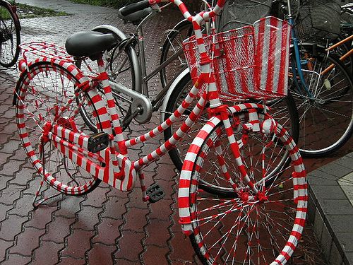 Fahrrad mit Zuckerstangenstreifen bedeckt