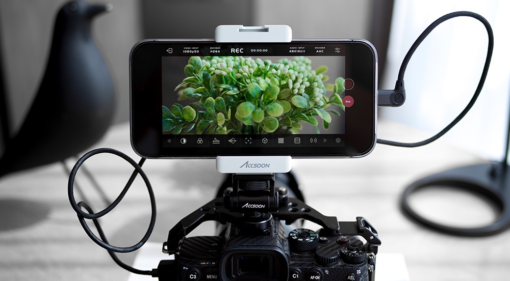 Accsoon SeeMo transforms an iPhone or iPad into a professional monitor