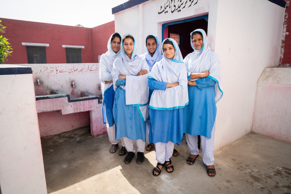 Kiran, Mahwish, Saba, Ramsha and Iqra står framför en toalett WaterAid installerade i Pakistan, maj 2018. Bild: WaterAid / Sibtain Haider.