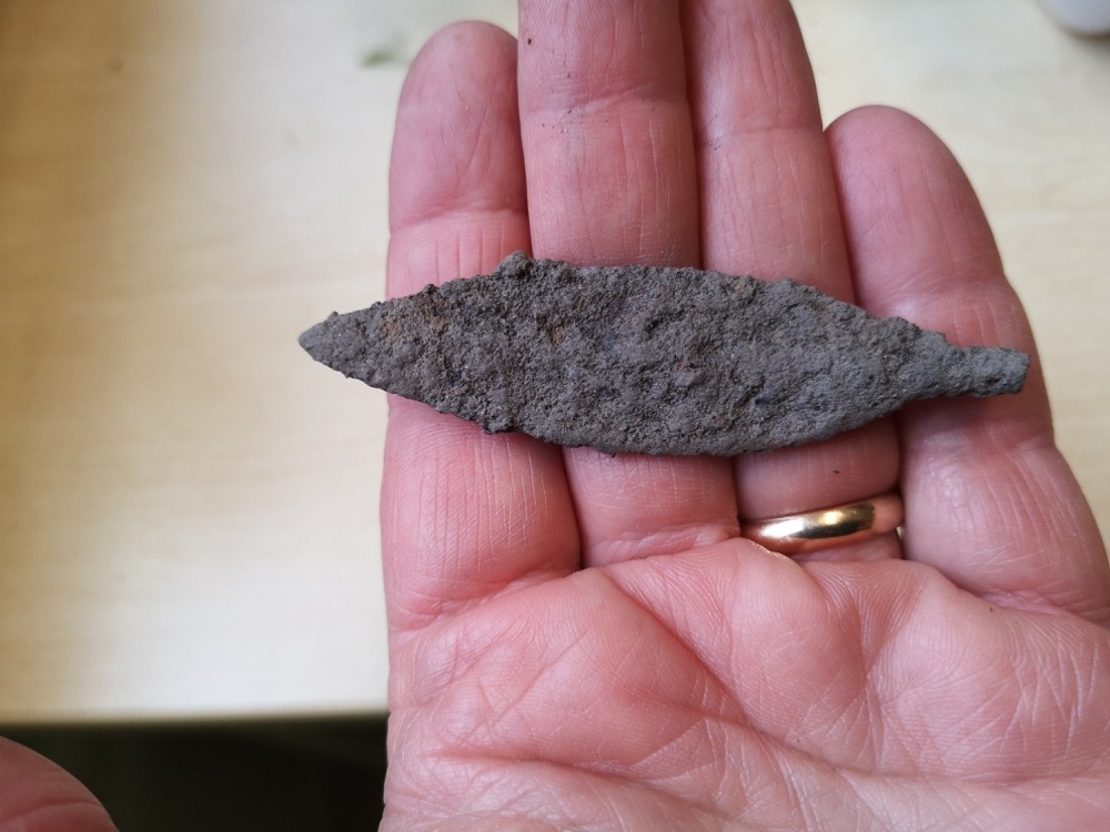 En lancettspets från sen järnålder hittades i fyllningen till ett stolphål.