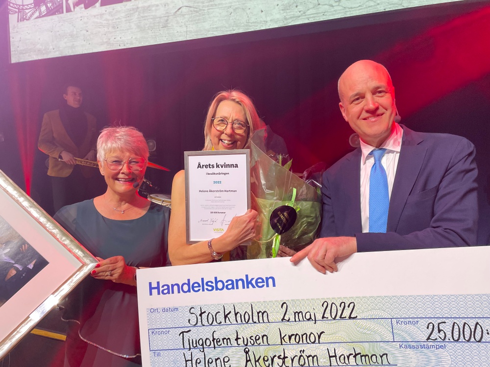Helene Åkerström Hartman, vinnare av Årets kvinna i besöksnäringen, tillsammans med Maud Olofsson, tidigare ordförande Visita och Fredrik Reinfeldt, ordförande Visita.