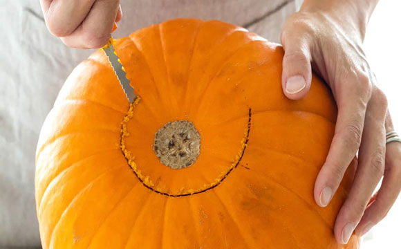 Découper le haut de la citrouille pour la nettoyer.