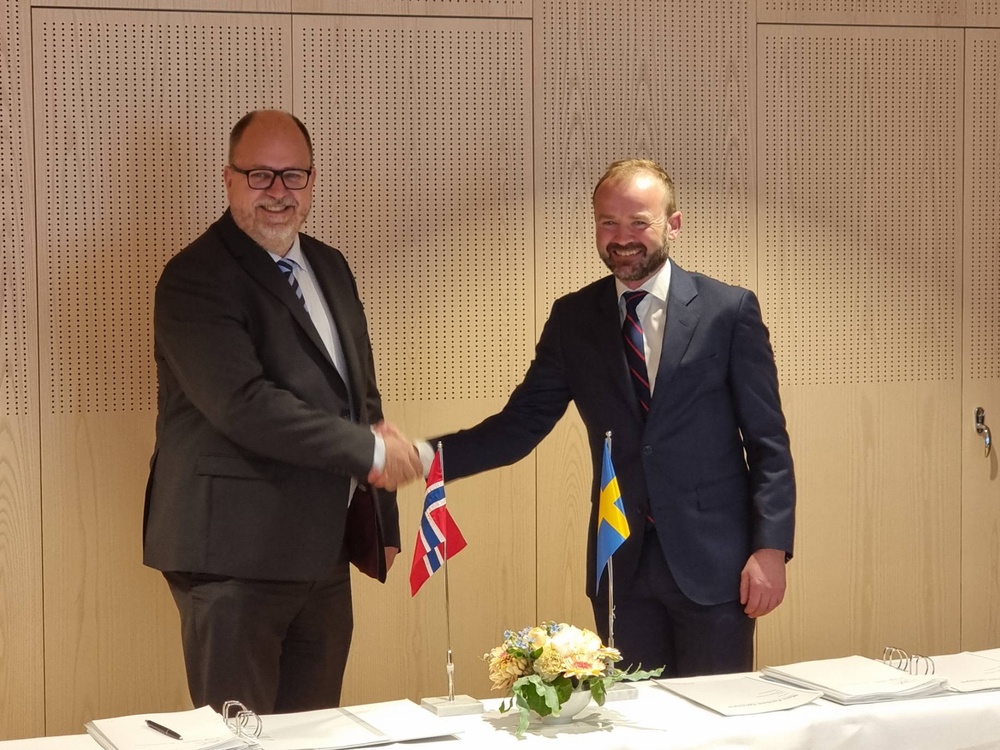 Karl-Petter Thorwaldsson, Näringsminister tillsammans med Nicolay Moulin CEO, Sikri Holding AS. 