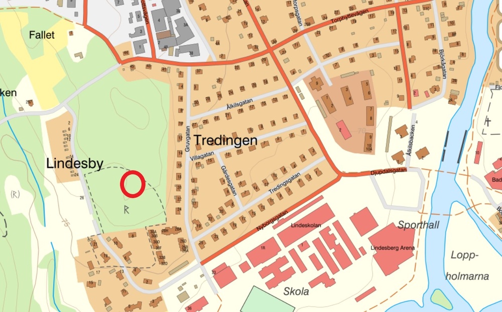 Karta över områdena kring Lindeskolan och Lindesberg Arena i Lindesberg. Lindesby trädgård är markerad på kartan.