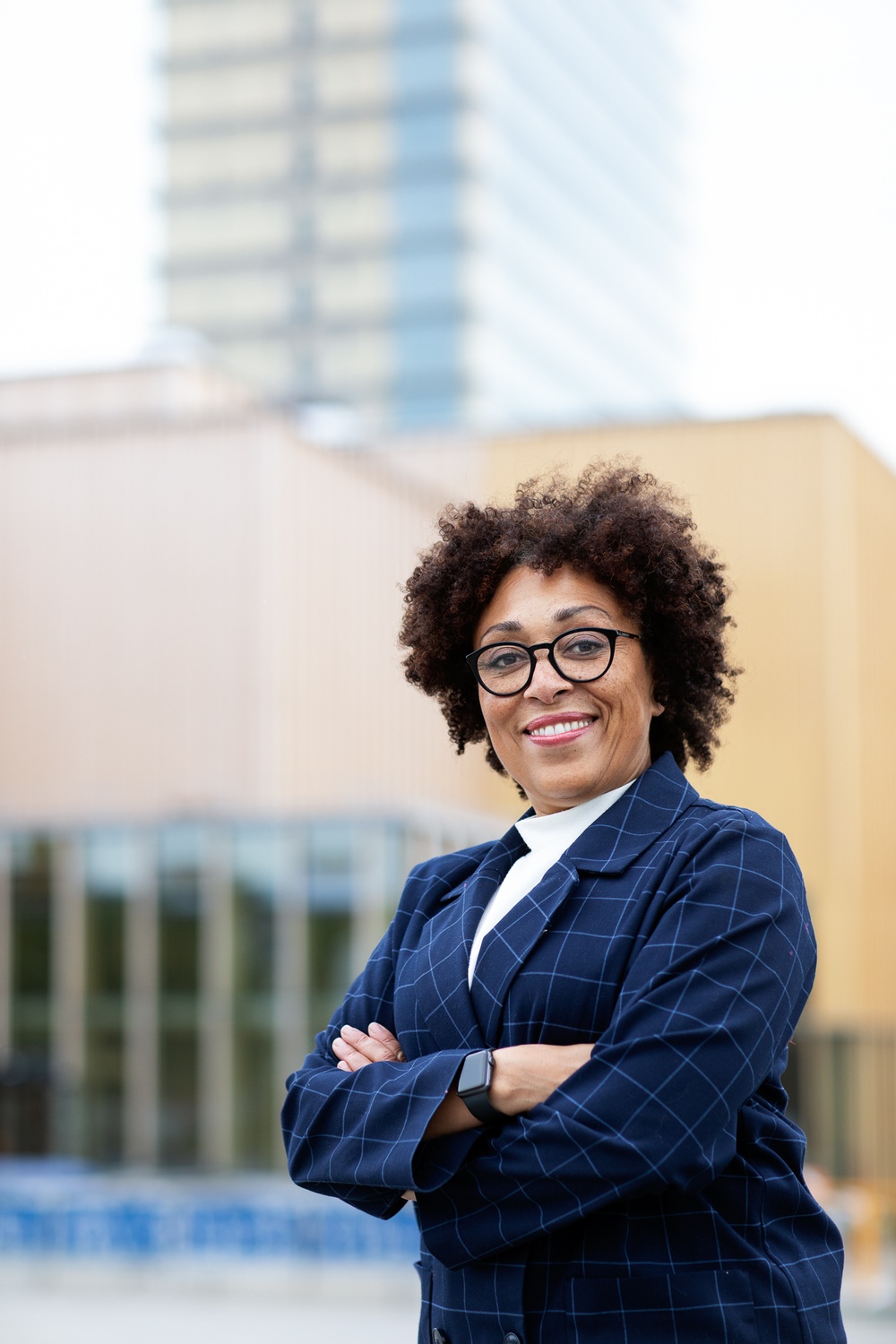 Fransesca Quartey, Västerbottensteatern vd, framför Sara kulturhus. Foto: Patrick Degerman.