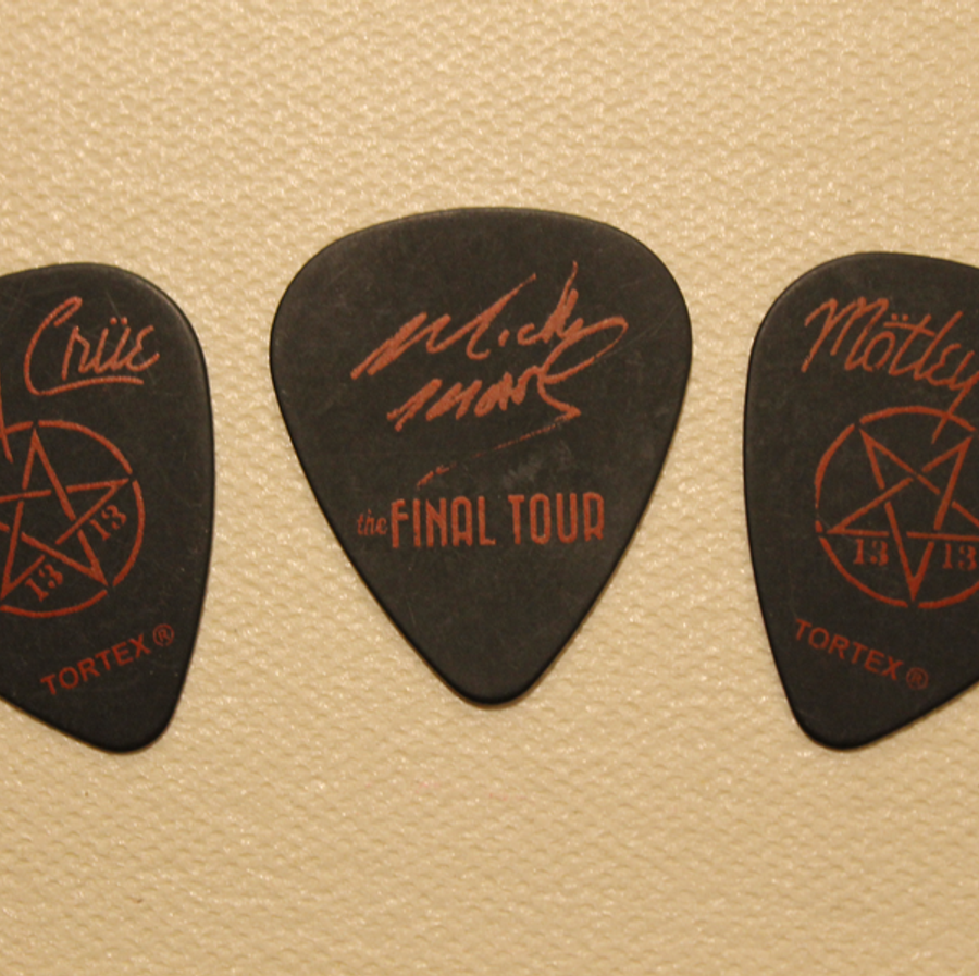 Mick-mars-of-motley-crue-guitar-picks-from-the-final-show-on-12-31-2015 ...