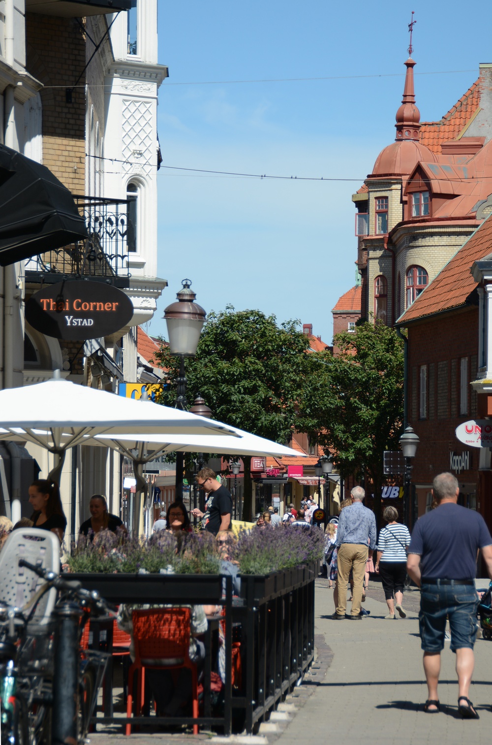 Uteservering på gågatan i Ystad. 