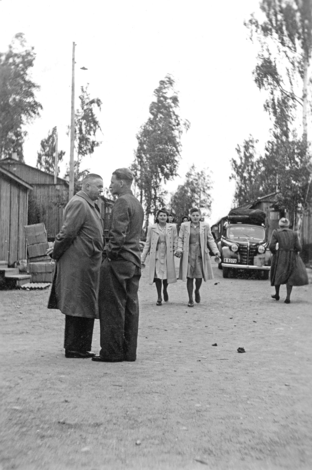 Flyktingförläggningen i Doverstorp 1945. Nils Karlsson, verkställande direktör på Axel Karlsson & Co i Linköping, besöker lägret med anledning av klädfirmans hjälpleveranser.