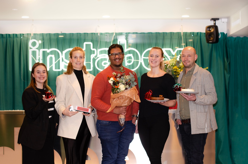 Instabox röstades fram till Årets fraktbolag 2023 av Prisjakts användare. På bilden från vänster: Hanna-Lovisa Ploog, Pauline Axelsson, Imtiaz Quader, Malin Samuelsson och Sophus Broberg.