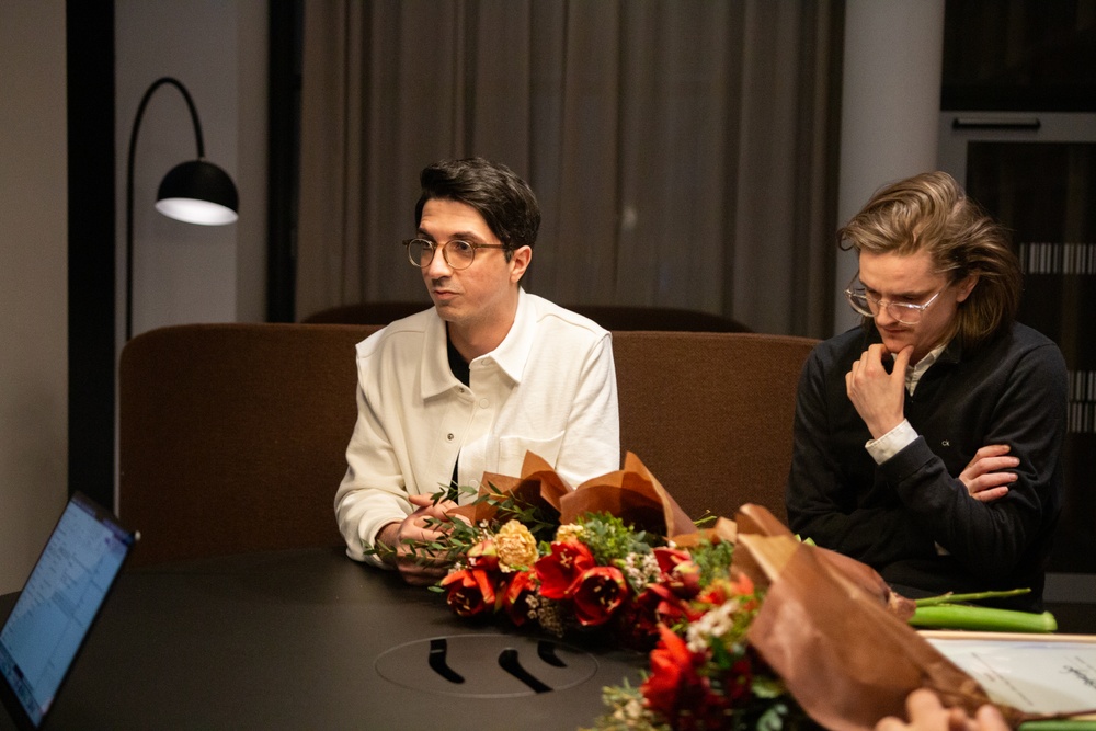 Shahin Pourjanaki blir intervjuad i en loungemiljö på Science Park Towers.