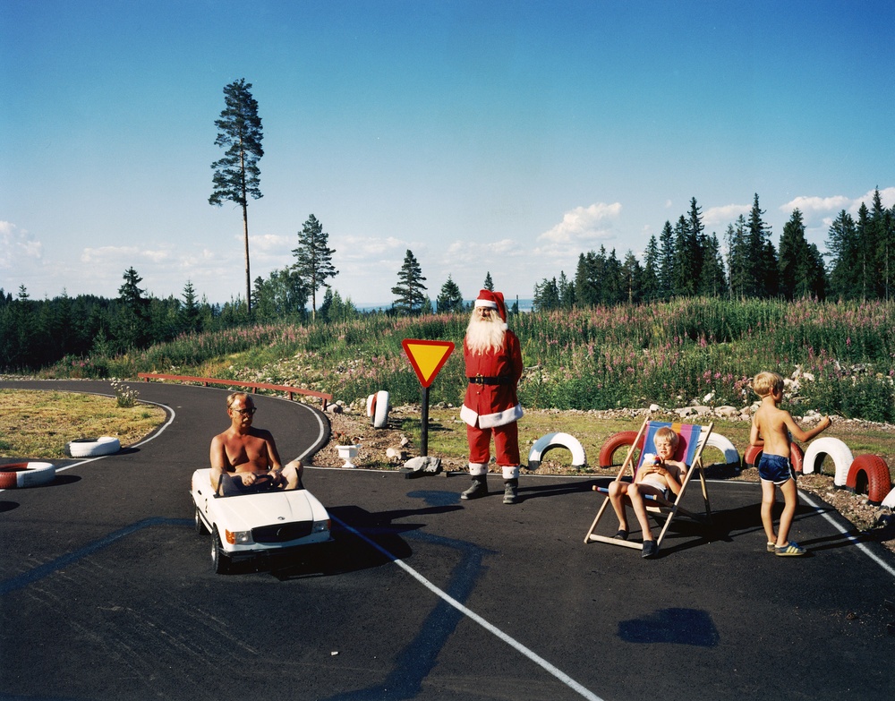 Bild: Lars Tunbjörk, Mora Tomteland, 1988
ur serien Landet utom sig