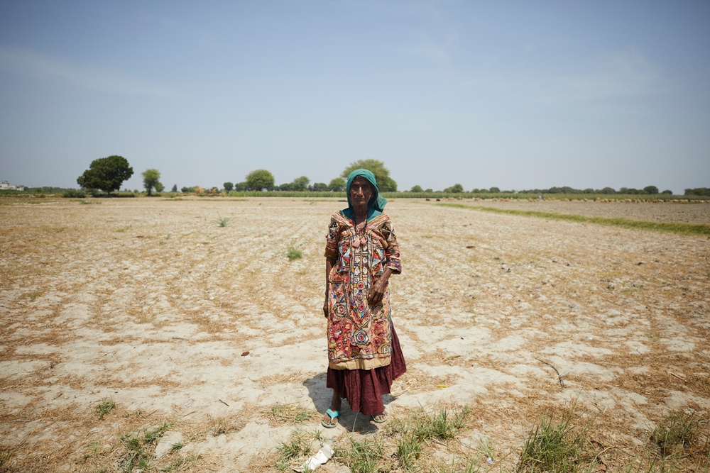Soni Bheel från byn Bachal Bheel i Pakistan har drabbats av klimatförändringarna då byn spolades bort i översvämningen 2022.