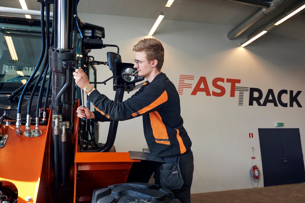 Felix Brymell arbetar som montör för FastTrack i utrustningslinan i Eslöv