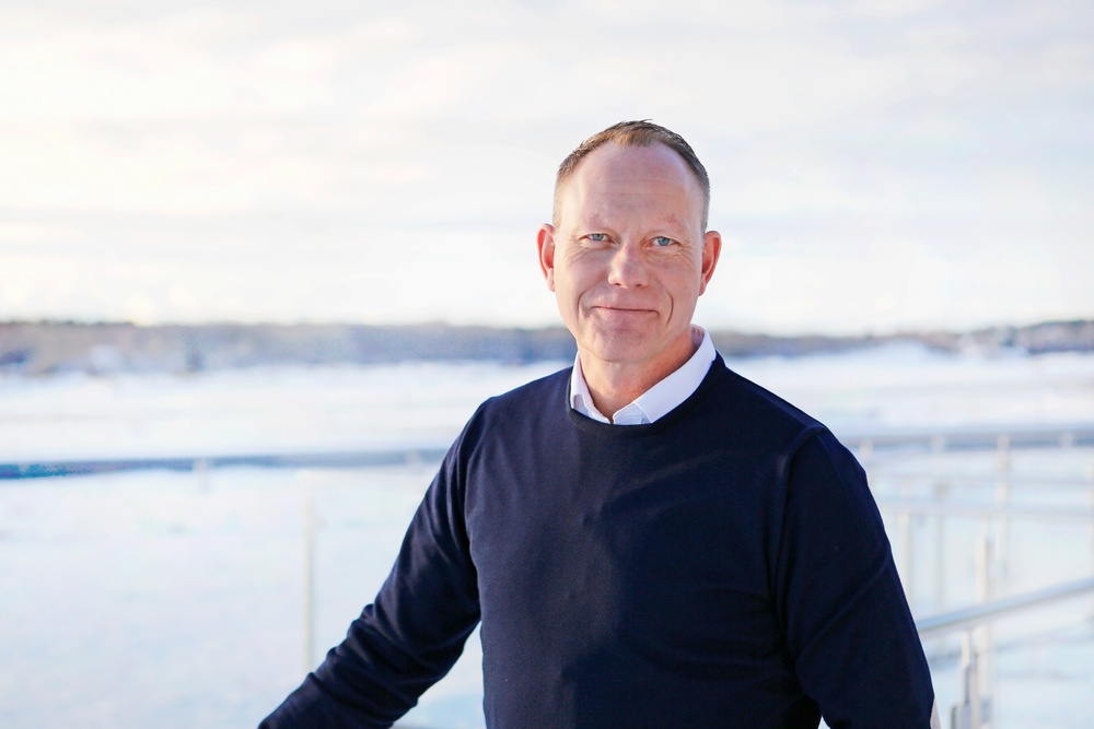 Personporträtt på Fredrik Matseng, Chief Operating Officer & Accountable Manager på flygbolaget BRA, med Bromma Stockholm Airport i bakgrunden 