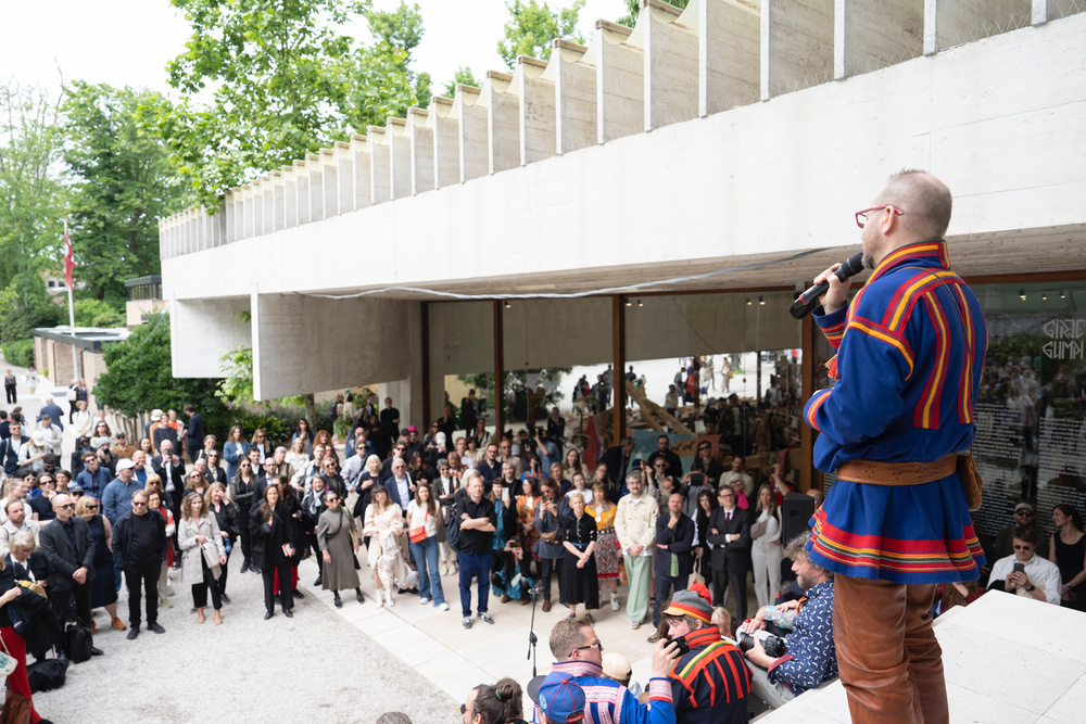 Wimme Saari at the inauguration of 'Girjegumpi: The Sámi Architecture
Library' by Joar Nango and collaborators at the Nordic Countries Pavilion (18th International Architecture
Exhibition – La Biennale di Venezia). Photo: Federico Sutera (2023). CC BY-SA 4.0.