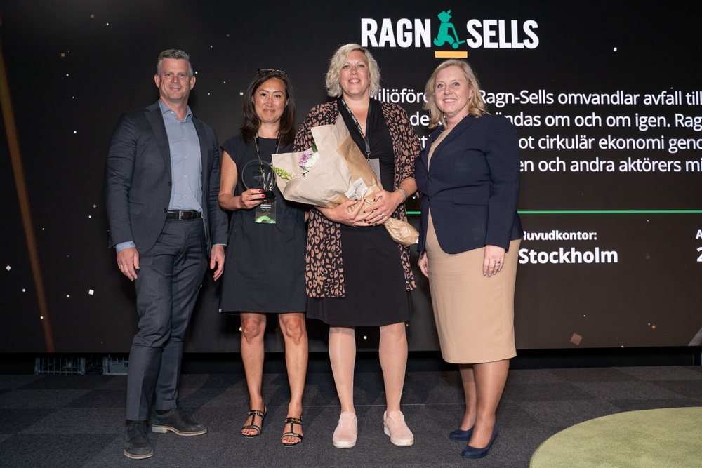 Madeleine Ljunggren, Chief Financial Officer, and Josefin Eriksson, Head of Quality, receive the award during the ceremony.