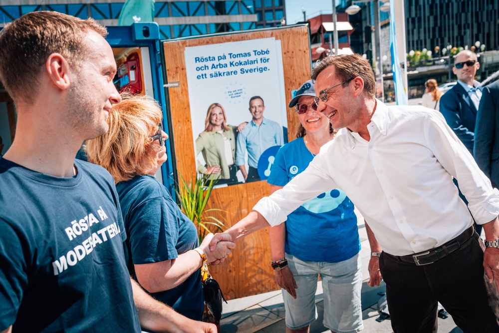 Ulf Kristersson besöker Moderaternas valstuga vid Sergels torg. 