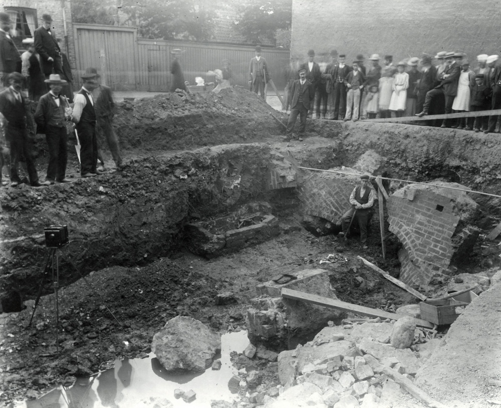 En arkeologisk undersökning i kvarteret Sankt Mikael 1906. Foto ur Kulturens arkiv. 