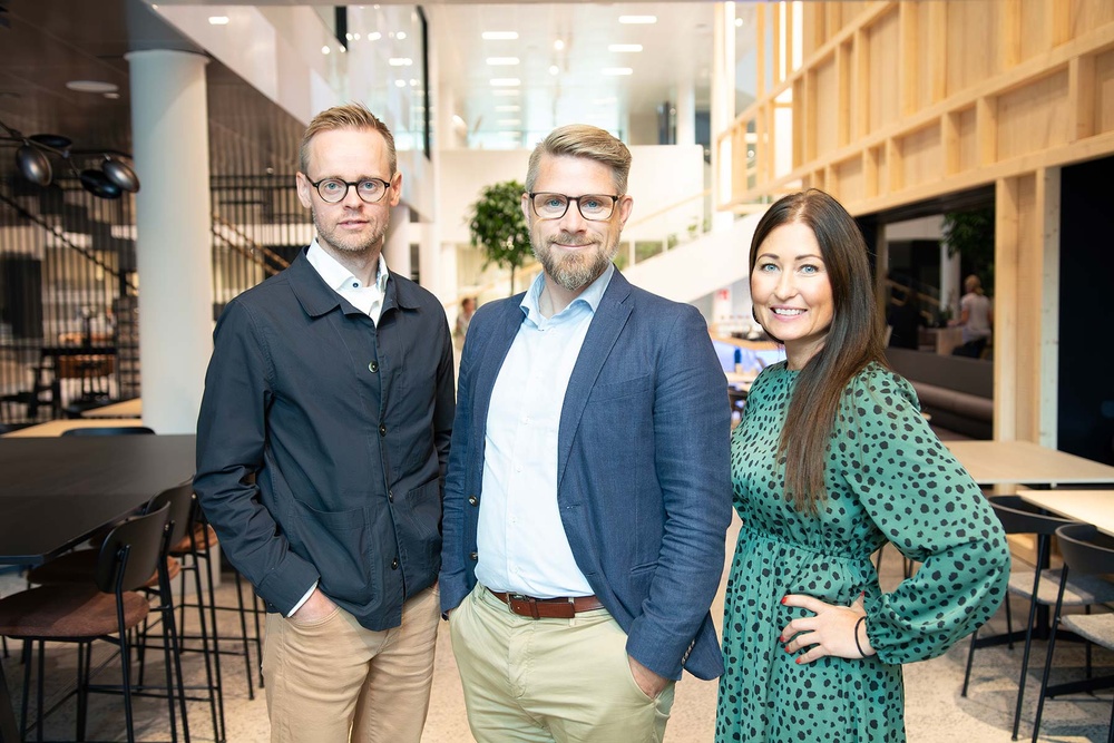 Gustav Österström, Nicklas Skogsberg och Linda Pålsson står tillsammans inne i Science Park Towers i Jönköping.