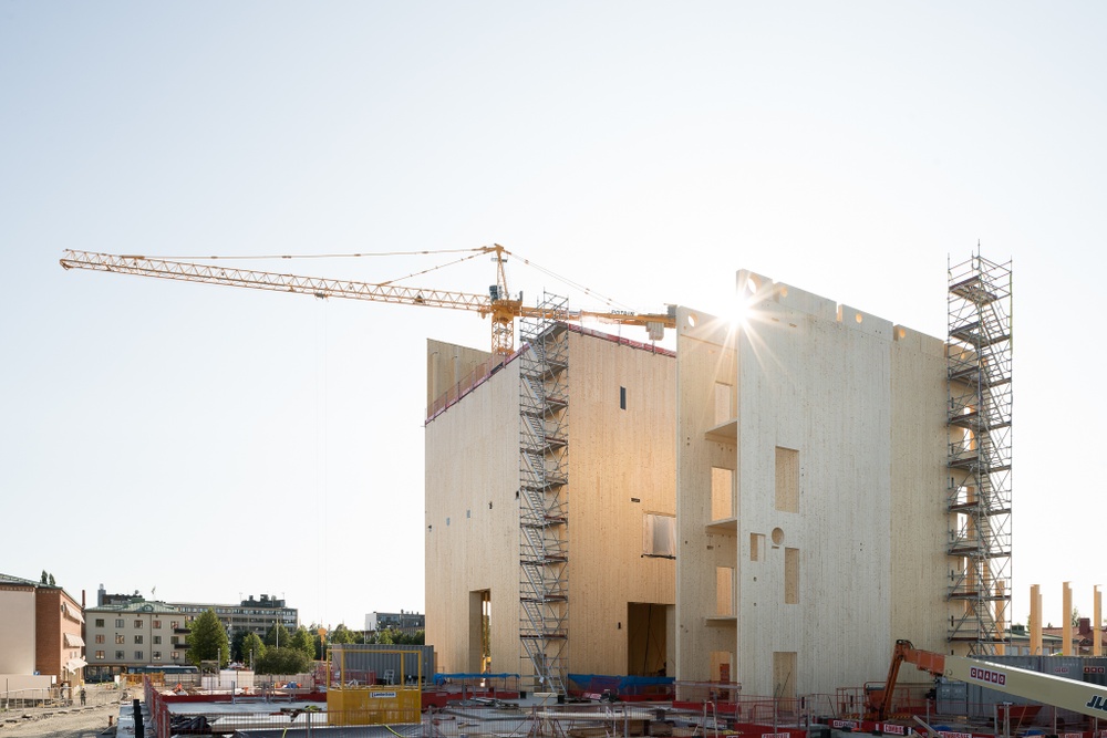 Skellefteås kulturhus kommer att bli cirka 80 meter högt och byggs i 20 våningar. Den totala volymen som omfattar stommen är cirka 10 000 kubikmeter KL-trä och 2 200 kubikmeter limträ som Martinsons levererar.

Fotograf: Jonas Westling