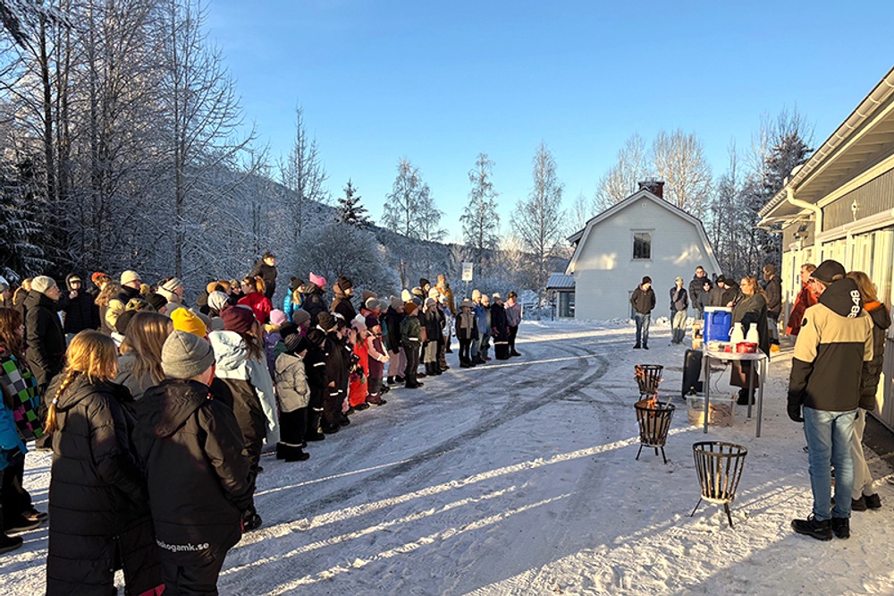 Rektor Madelene Cicek hälsade välkommen och bjöd på glögg och pepparkakor.