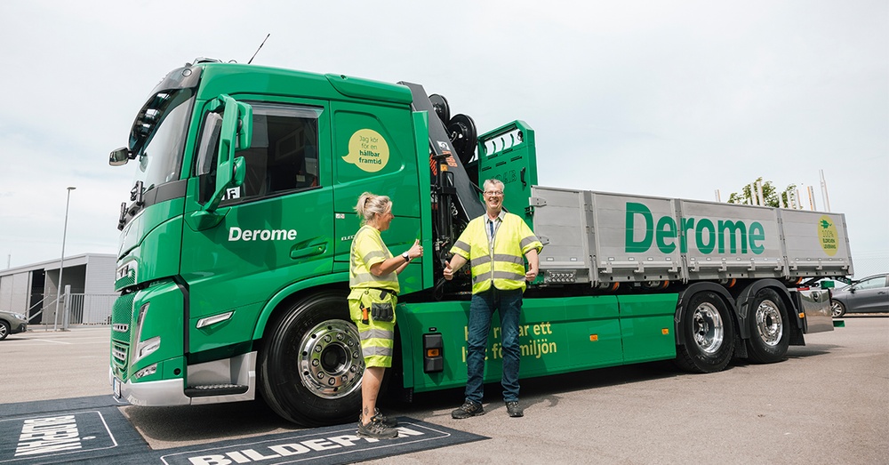 Kranbilen flankeras av Linda Johansson Chaufför och Glenn Eliasson Transportchef inom Derome.