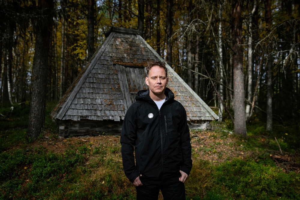 Författaren Mats Jonsson framför en samekåta i skogen.
Foto: Emma Sofia Olsson