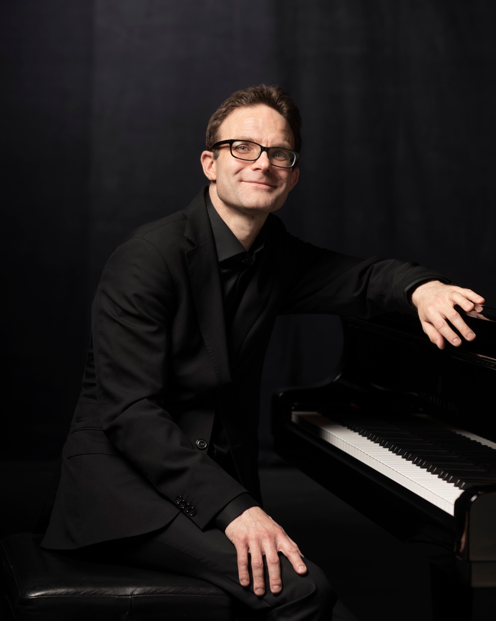 Jonas Olsson håller i den musikaliska ledningen i föreställnngen Galgenlieder som har premiär 7 september 2022. Jonas är pianist i Norrlandsoperans symfoniorkester. 