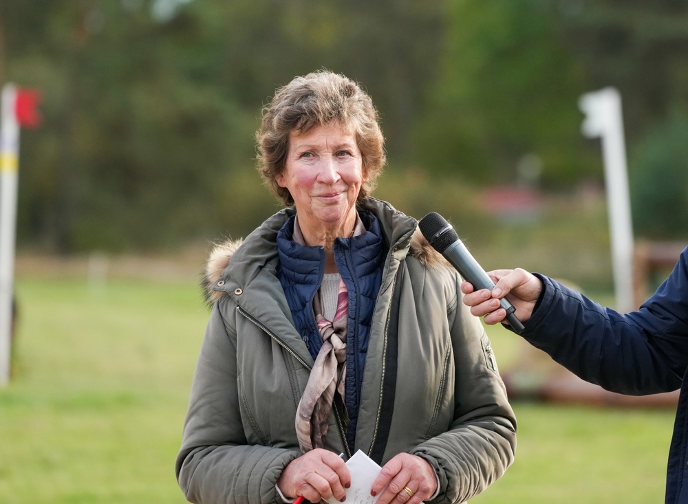Brittiska domaren Angela Tucker vid förra årets Breeders Trophy som gick på Gärds.