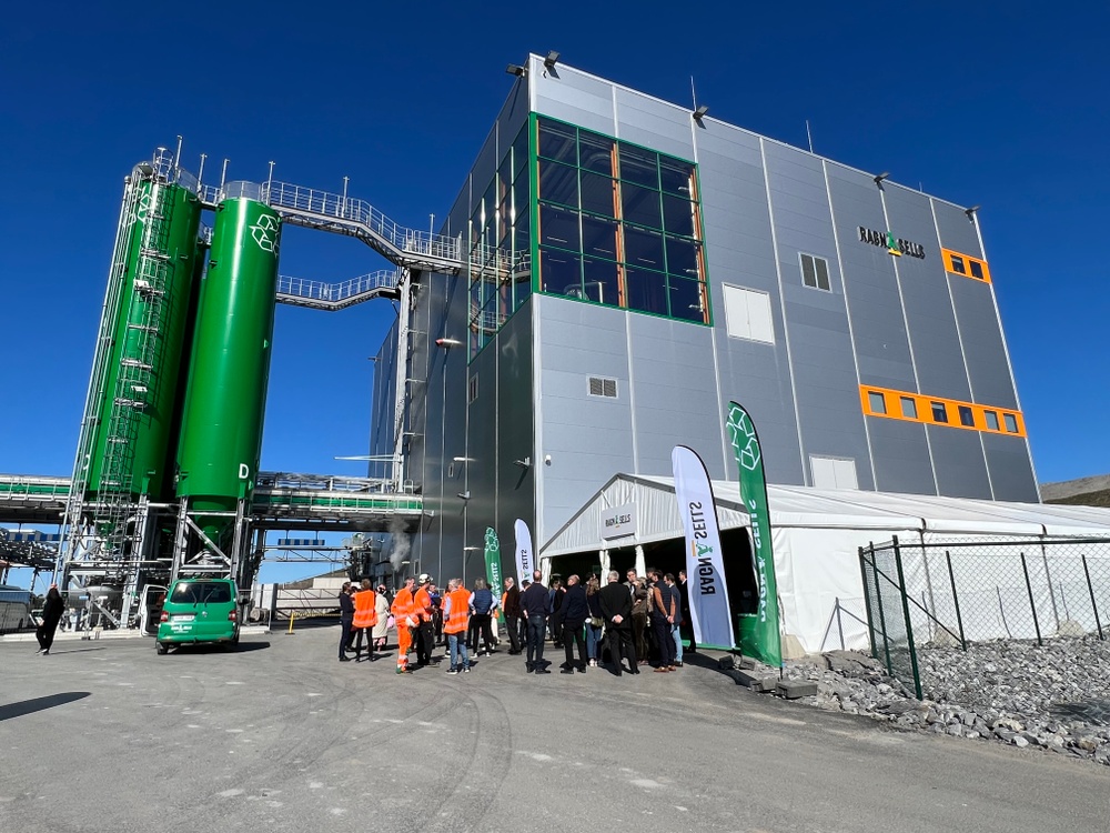 The new plant is the world's first to recycle commercial salts from fly ash on a large scale. 