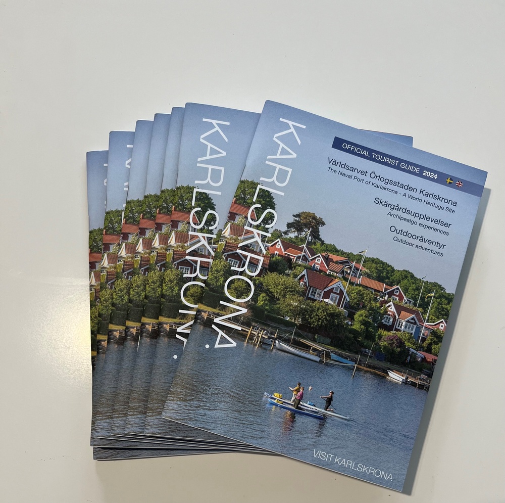 Flera exemplar av broschyren Visit Karlskrona official tourist guide 2024.