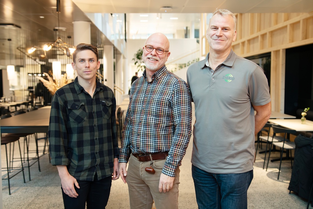 Andreas Nordh, Lars Birging och Håkan Wahlgren på impact-bolaget Zigrid AB står inne i Science Park Towers i Jönköping.