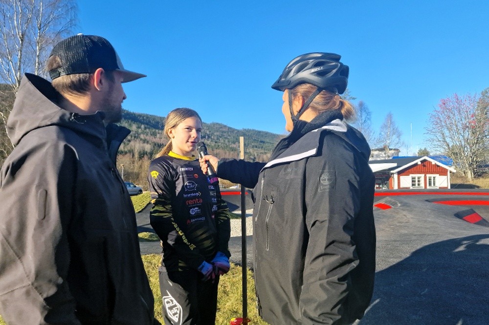 Jössefors IK:s Daniel Kristensen, tränare, och Vilma Haglund som vann skandinaviska cupen i pumptrack i år, intervjuas av Tina Thörner.