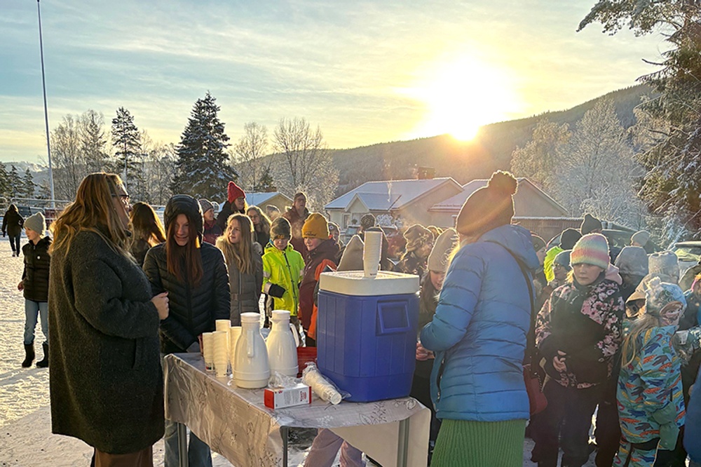 Krispig delinvigningsfika i solskenet, på Kvistbergsskolan i Sysslebäck. 