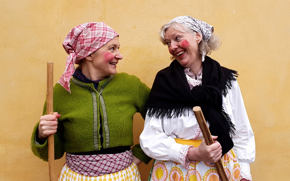 Kulturens pedagoger Annika Mandahl och Yvonne Andersson som påskkärringar. Foto: Maria Bohlin, Kulturen