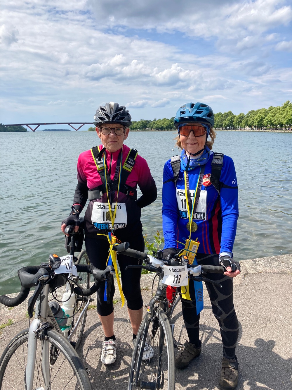 Mona Carlsson (t.v) och Lena Andersson (t.h) från Veddige knep första startplatserna i Vätternrundan 2025.

Foto: Privat