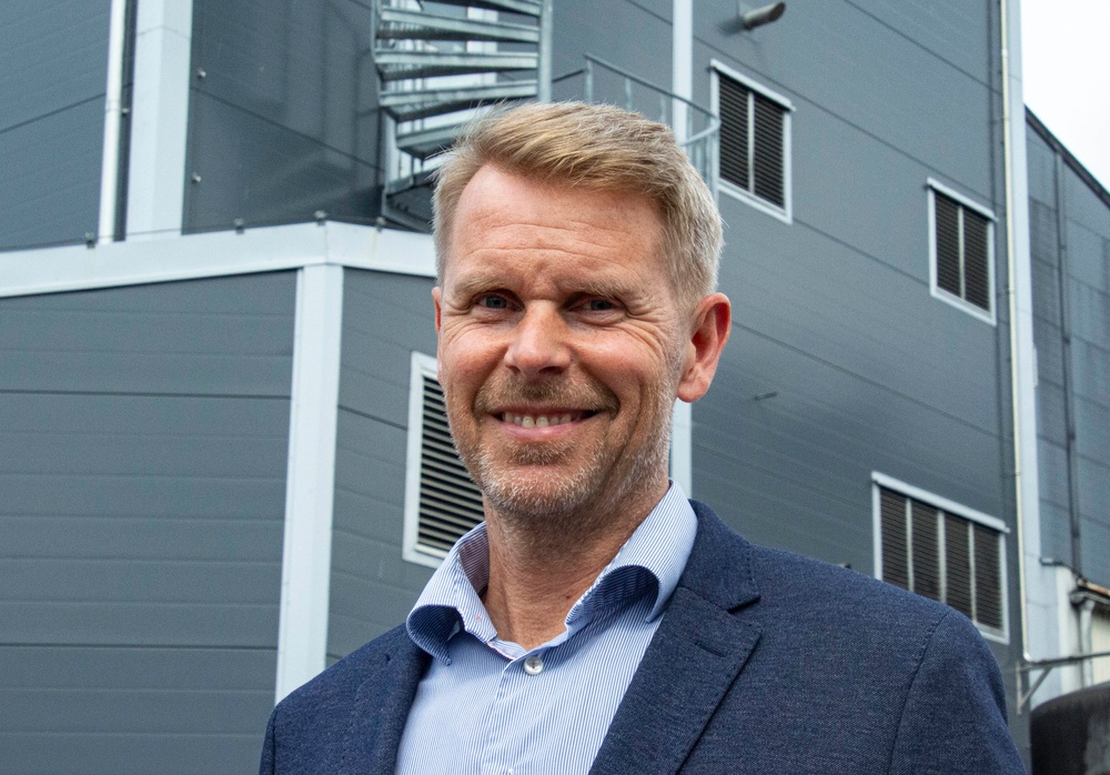 Att få bygglov för den här stora anläggningen i Lidköping är givetvis en enormt viktig milstolpe i projektet, säger Magnus Fransson, chef för Technical Projects inom Lantmännen Biorefineries. Vi uppskattar verkligen det goda samarbetet vi har med Lidköpings kommun vilket underlättat processen för oss på Lantmännen.
Nu kan projektet helt fokusera på att avsluta förprojekteringen för att runt årsskiftet ta det slutgiltiga beslutet om genomförandet av vår miljardsatsning på en ärtproteinfabrik i Lidköping.