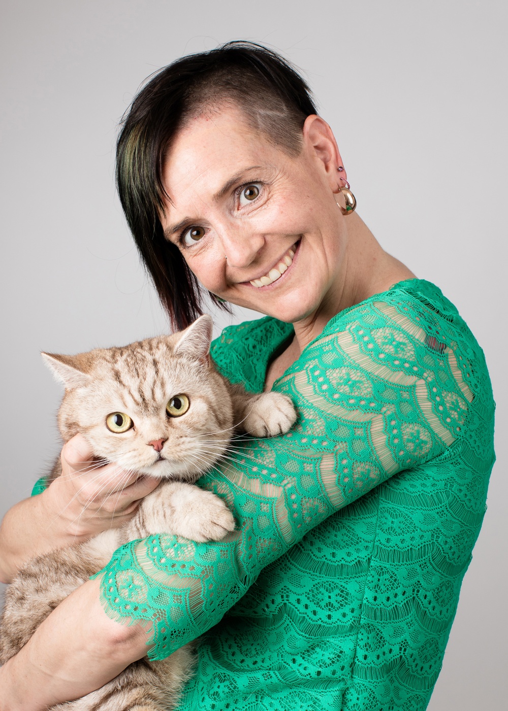 Djurskyddet Sveriges generalsekreterare Åsa Hagelstedt tillsammans med hennes katt Findus.