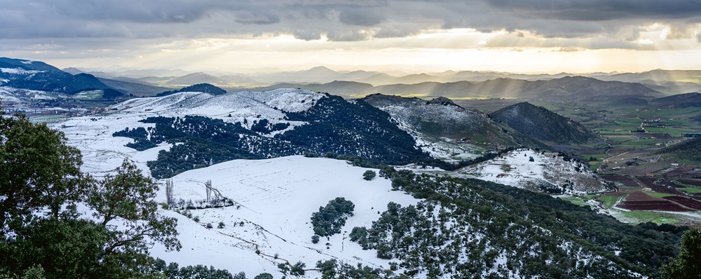 landscape-view-from-ifrane-morocco-over-snowy-mountains-luisa-puccini