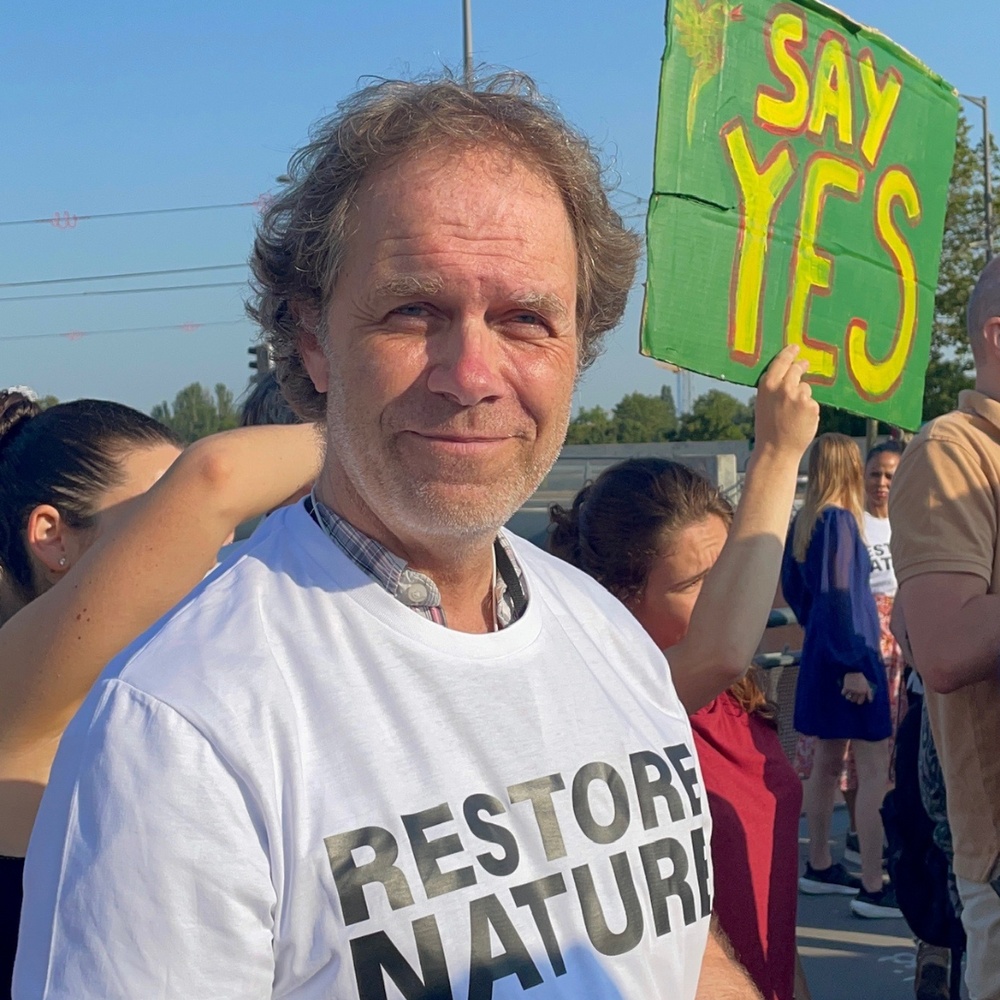 Pär Holmgren (MP) kampanjar för att återställa natur. 