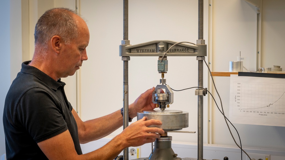 Fredrik Burman framför den provningsutrustning som laboratoriet på SGI har utvecklat. 