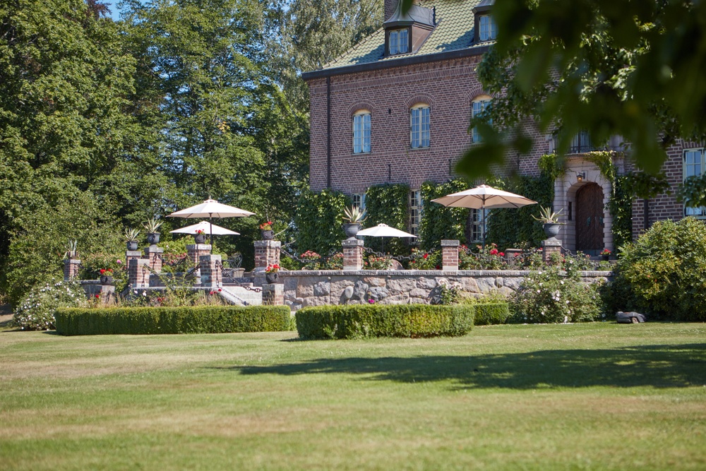 Engsholms Slotts Borggård i kvällssol