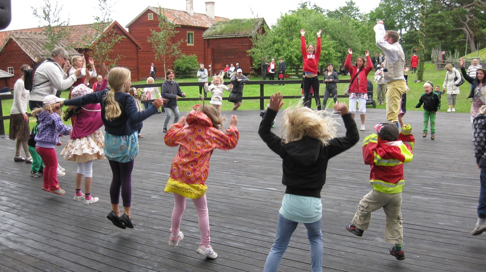 Dans på midsommar på Friluftsmuseet Disagården, Gamla Uppsala.