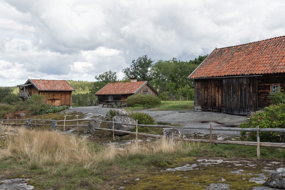 Äldre träbyggnader på kulturreservatet Öna.