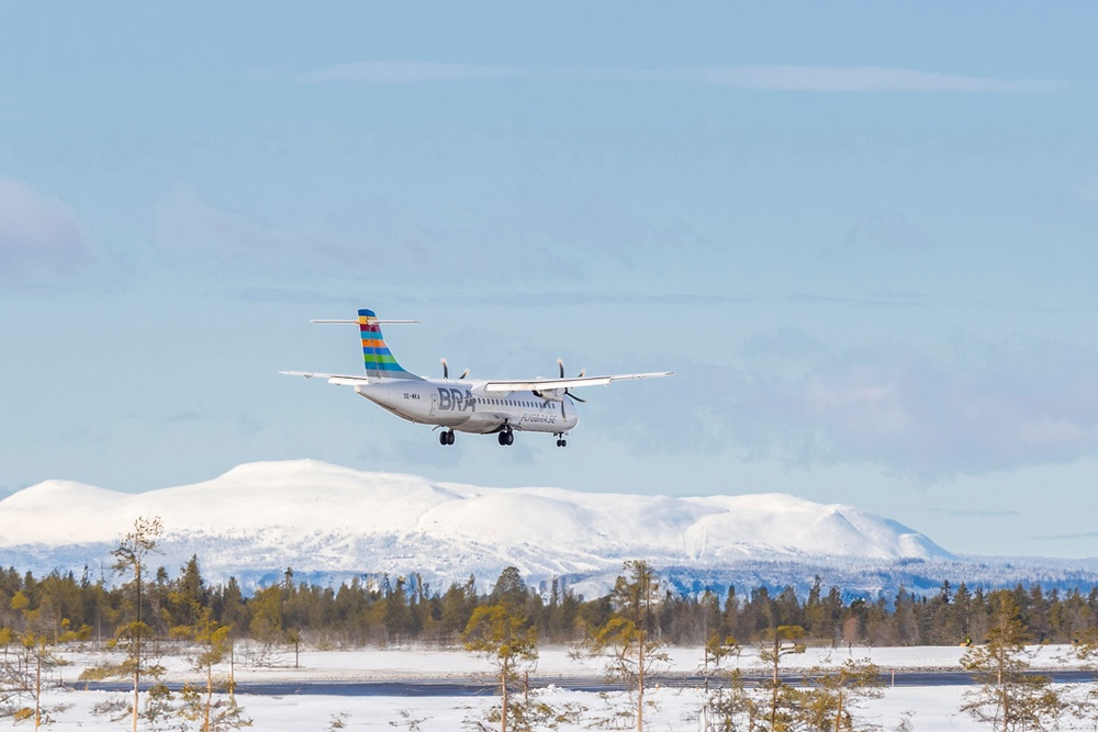 Ett av flygbolaget BRAs flygplan av modellen ATR 72-600 landar på Scandinavian Mountains Airport i Sälen 